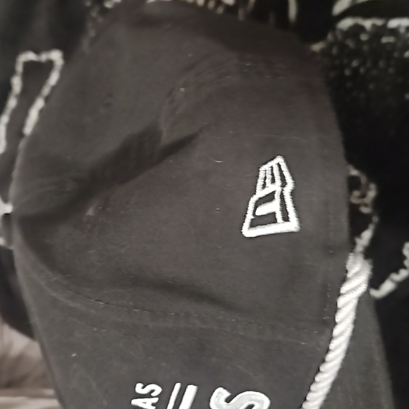 Las Vegas Raiders golfer hat - Picture 2 of 3